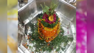 गेंदा, गुलाब और बेला से सजे बाबा गरीबनाथ, जलाभिषेक के लिए उमड़ी भक्तों की भीड़